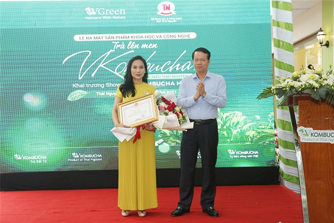 CEO VGreen Trần Thanh Việt nhận Bằng khen của tỉnh Thái Nguyên với đề tài “Nghiên cứu hoàn thiện quy trình công nghệ sản xuất, chế biến đồ uống giải khát lên men từ chè Thái Nguyên – trà Kombucha”.