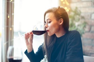 Tác dụng của rượu nho đối với phụ nữ là gì?
