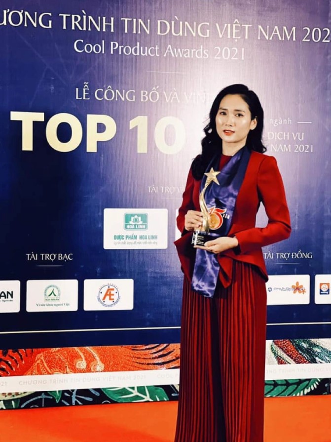 Bà Trần Thanh Việt - Nhà sáng lập Công ty Cổ phần Tập đoàn VGreen, đại diện lên nhận cup và bằng khen Top 10 Tin dùng Việt Nam.