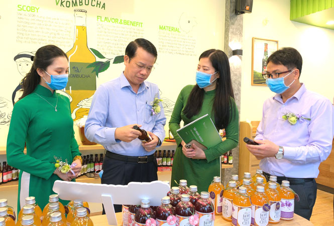 Lãnh đạo tỉnh Thái Nguyên tham quan gian hàng sản phẩm trà lên men VKombucha (Ảnh: Lăng Khoa)